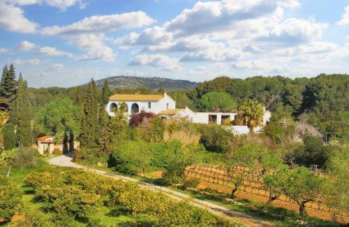 Sant Pere de Ribes Apartamento | Spacious Apartment in San Pedro de Ribas with Shared Pool