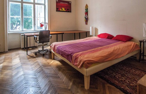 Wahring Apartamento | Spacious Apartment in Central Vienna, With Original Features and Character