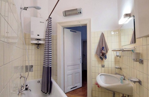 Wahring Apartamento | Spacious Apartment in Central Vienna, With Original Features and Character