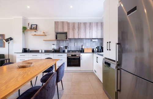Salt Rock Apartamento | Spacious Apartment in Zululami | Pool