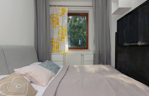 Bielany Apartamento | Spacious Apartment + Parking by Renters