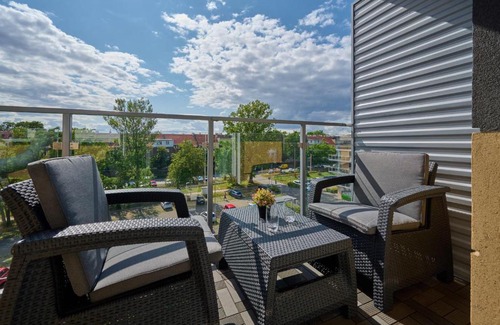 Krzyki Apartamento | Spacious Apartment suitable for Remote Work with Balcony & Parking by Noclegi Renters