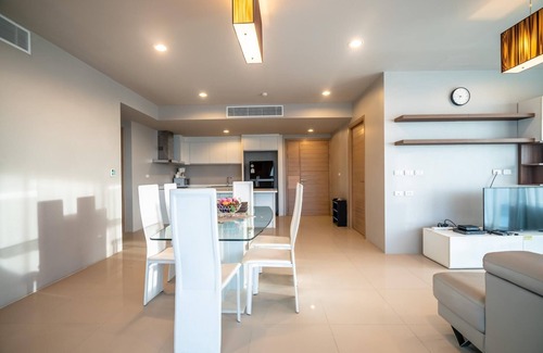 Karon Apartamento | Spacious apartment with jacuzzi and ocean view