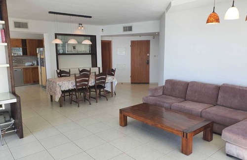 Bat Yam Apartamento | Spacious apartment, view the sea from every window
