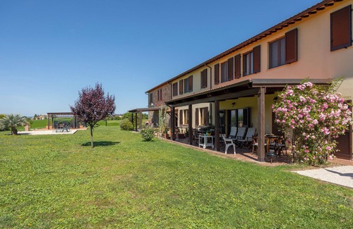 Castiglione del Lago Apartamento | Spacious apartment with all amenities within walking distance of Castiglione del Lago.