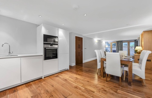 St. Pancras Apartamento | Spacious apartment with private patio