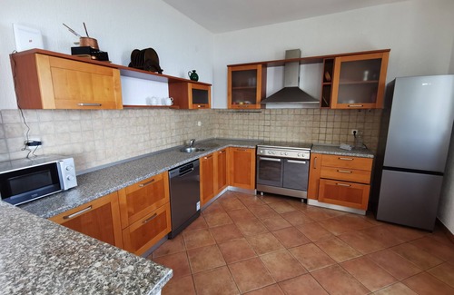 Medveja Apartamento | Spacious apartment with a beautiful view of the sea