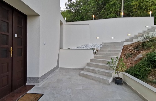 Medveja Apartamento | Spacious apartment with a beautiful view of the sea