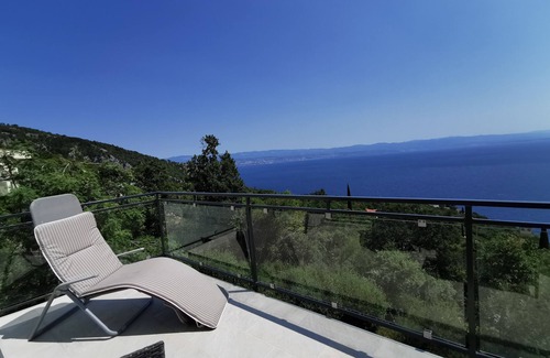 Medveja Apartamento | Spacious apartment with a beautiful view of the sea