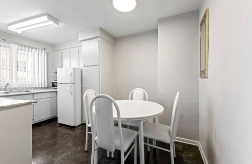 Dorval Apartamento | Spacious apartments located close to any stores and restaurants.