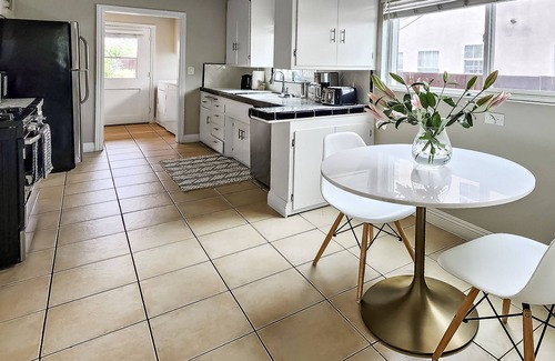 Palms Apartamento | Amplio, prístino y actualizado con estacionamiento gratuito.