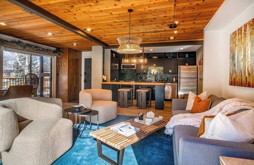 Downtown Apartamento | Spacious Aspen Core 1 BR | AC & Private Deck!