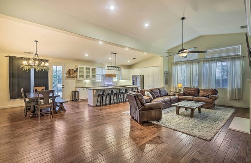 Greenacres Casa | Spacious Bakersfield Home w/ Outdoor Pool!