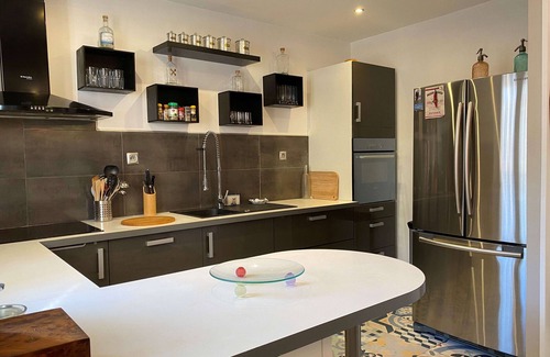 Balaruc-les-Bains Apartamento | Balaruc-les-Bains: Apartamento espacioso con jardín, aire, aparcamiento y wifi