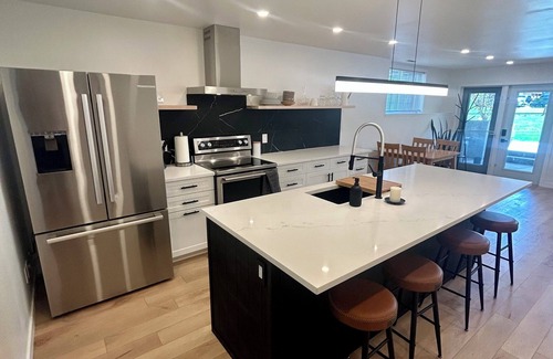 Turner Valley Casa | Spacious Basement Suite w/ Hot Tub. Explore Diamond Valley!