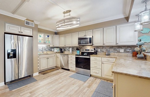 Biltmore Beach Condominio | Spacious beachview condo, full kitchen, shared pool & beach access