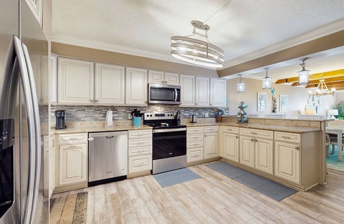 Biltmore Beach Condominio | Spacious beachview condo, full kitchen, shared pool & beach access