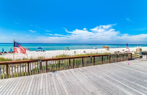 Biltmore Beach Condominio | Spacious beachview condo, full kitchen, shared pool & beach access