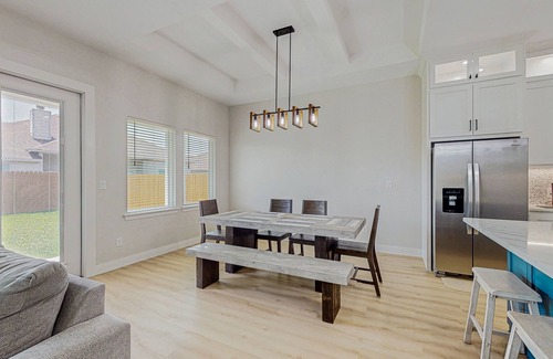 South Side Casa | Spacious beach house with full kitchen, patio & enclosed yard, near the Bay