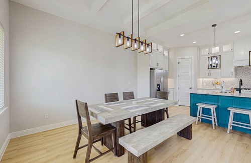 South Side Casa | Spacious beach house with full kitchen, patio & enclosed yard, near the Bay