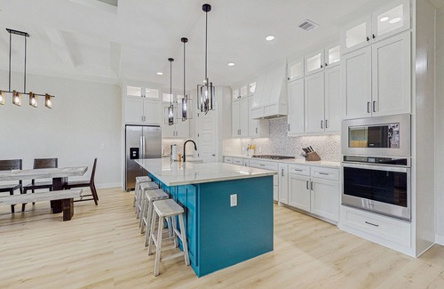 South Side Casa | Spacious beach house with full kitchen, patio & enclosed yard, near the Bay