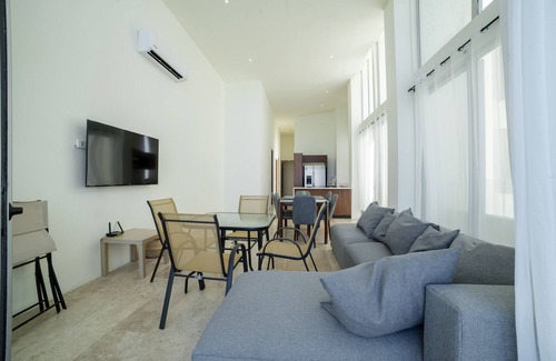 Miramar Apartamento | Spacious beachfront apartment with ocean views, private balcony & heated pool