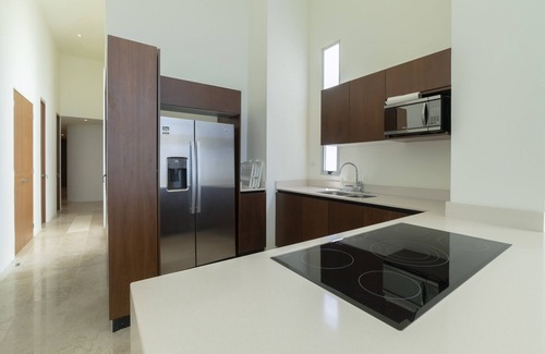 Miramar Apartamento | Spacious beachfront apartment with ocean views, private balcony & heated pool