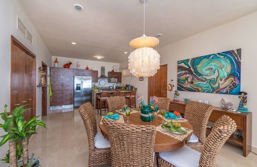 Akumal Condominio | Nuevo condominio frente al mar en el segundo piso con piscina, vista al Caribe, aire acondicionado y wifi.