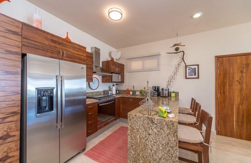 Akumal Condominio | Nuevo condominio frente al mar en el segundo piso con piscina, vista al Caribe, aire acondicionado y wifi.
