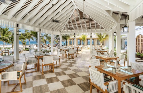 Montego Bay Apartamento | Spacious Bedroom Located in Founders Cove Separate Living room
