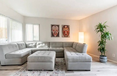 Seaside Apartamento | Spacious bedroom with private bathroom