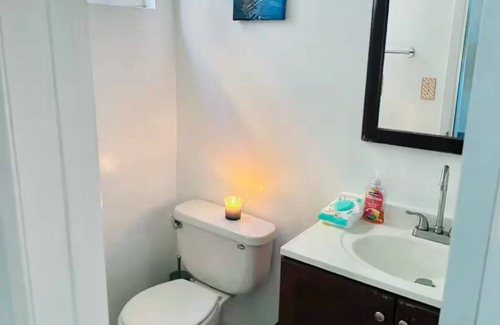 Seaside Apartamento | Spacious bedroom with private bathroom