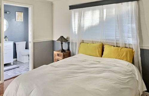 Springfield Casa | Spacious bedroom with private bathroom