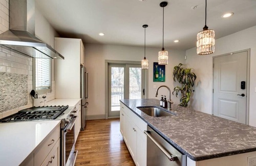 Hillsboro Village Apartamento | Spacious Belmont Apt with Private Rooftop Deck!