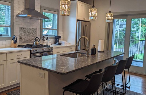 Hillsboro Village Apartamento | Spacious Belmont Apt with Private Rooftop Deck!