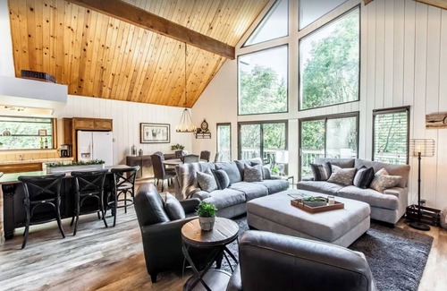 Blue Jay Casa | SPACIOUS BLUE JAY CABIN WITH VAULTED CEILINGS!