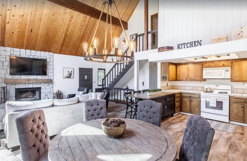 Blue Jay Casa | SPACIOUS BLUE JAY CABIN WITH VAULTED CEILINGS!