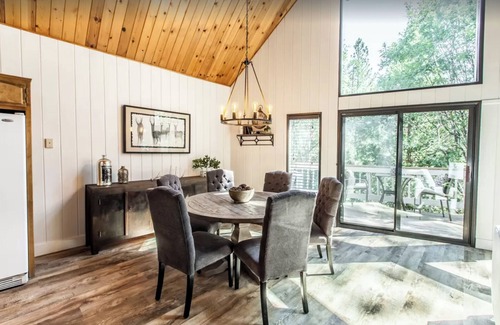Blue Jay Casa | SPACIOUS BLUE JAY CABIN WITH VAULTED CEILINGS!