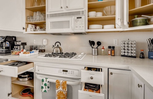 Canyon Gate Casa | Spacious & bright 3Br 3 Ba home w/ work area near Red Rock Canyon