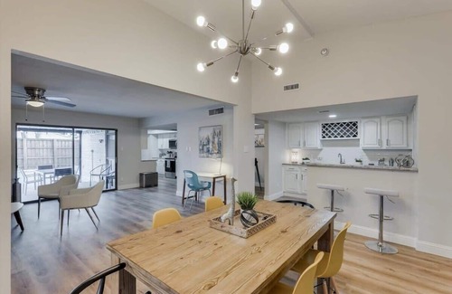 Dallas Casa | Spacious Bright and Modern Home with Pool