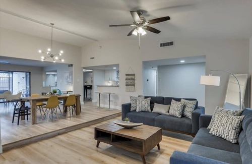 Dallas Casa | Spacious Bright and Modern Home with Pool
