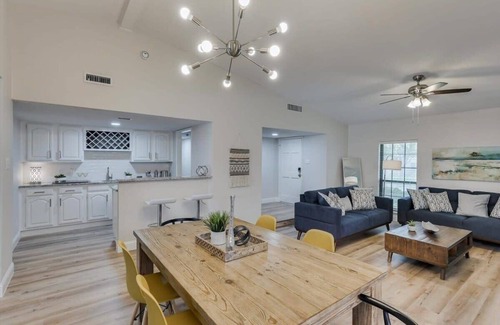 Dallas Casa | Spacious Bright and Modern Home with Pool