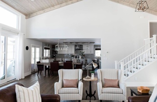 Lake Shore Casa | Amplia, luminosa y moderna casa de Gull Lake: elevación suave, playa de arena, puestas de sol