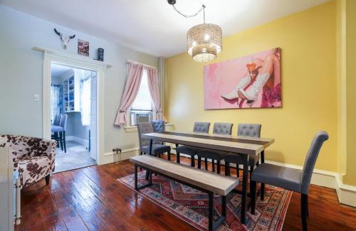 Ashfield Casa | Spacious Broadway Home Downtown Western Modern Charm with parking