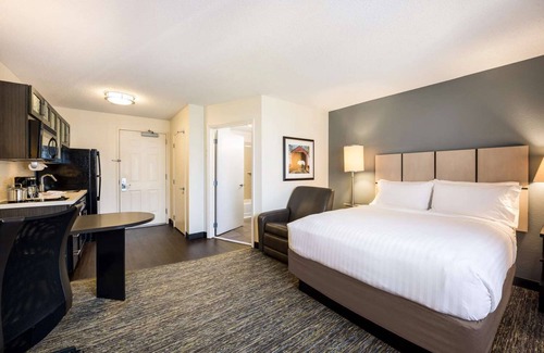 Libertyville Hotel | Spacious Budget-friendly Room w/ Kitchenette Ideal for Extended or Short Stays