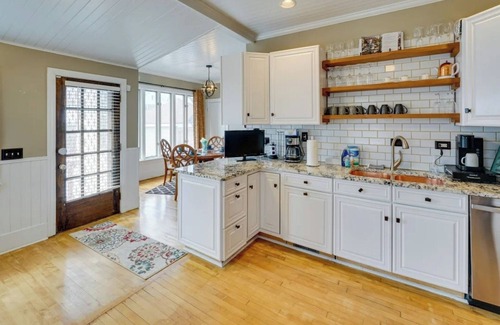 Grosse Pointe Casa | Spacious bungalow with 7 Beds in awesome Grosse Pointe Park!!
