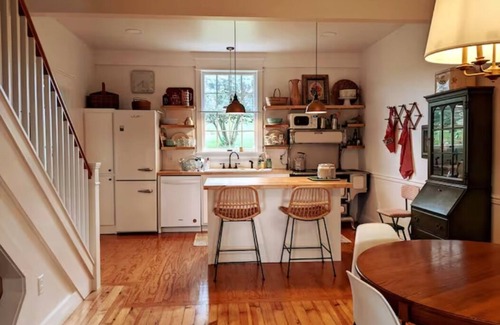 Singers Glen Casa | Spacious bungalow with rural views & vintage charm