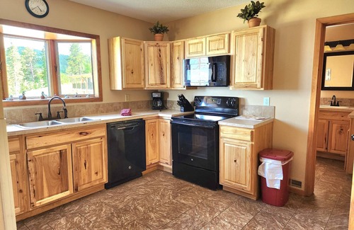 Lead Cabina | Spacious Cabin near Deadwood for Rally with Paved Roads - at Barefoot Resort!