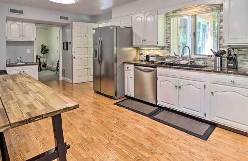 Canadensis Cabina | Spacious Cabin w/ Hot Tub, Game Room & Fire Pit!