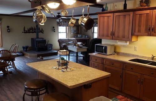 Clear Lake Cabina | Spacious Cabin with Open Floor Plan located Right in Town!